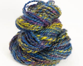 Handpun et Hand Dyed Kid Mohair Two Ply Yarn en bleu, violet et chartreuse