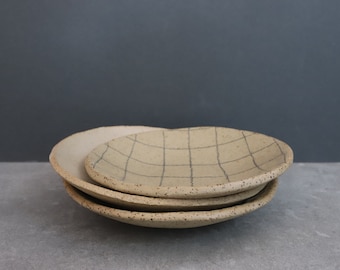 Ceramic bowl in speckled stoneware with grid design