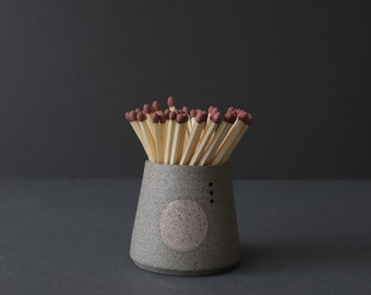 Match pot in grey stoneware with pink geometric design