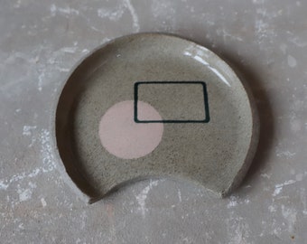 Spoon rest in grey stoneware with pink and black geometric design