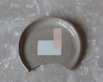 Spoon rest in grey stoneware with pink and white geometric design