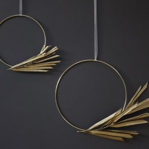 Minimal festive wreath wall hanging in brass with gold leaves small image 3