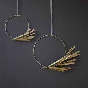 Minimal festive wreath wall hangings in brass with gold leaves (pair)