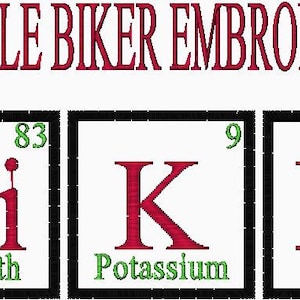 Może przedstawiać: Wzór haftu w kolorze czerwonym, białym i niebieskim przedstawiający elementy układu okresowego Bi, K i Er. Elementy są oznaczone numerami atomowymi i nazwami: Bizmut, Potas i Erb.