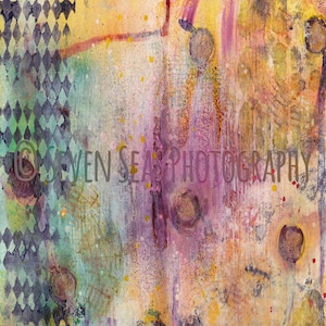 Op de afbeelding: Abstract schilderij met een mix van paarse, gele en groene kleuren. Het schilderij heeft een textuur met kleine stippen en lijnen. De tekst "SEVEN SEAS PHOTOGRAPHY" is zichtbaar in het midden onderaan het schilderij.
