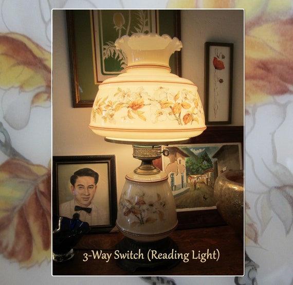 Vintage Quoizel Dogwood Table Lamp: 1978 Beige Luster Glass