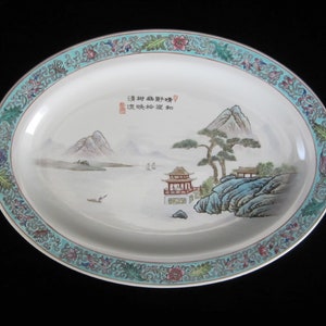 Plato de 14" Porcelana Zhong Guo Jingdezhen • Mar y paisaje escénico vintage pintados a mano • Banda floral turquesa colorida • Marca roja china