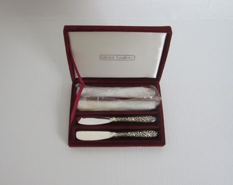 4-Pc Silverplated Boxed Butter Knife Set by Godinger • Vintage Ornate Floral Repousse Antiqued Handle • Silver Gallery Cheese Spreader NICE!