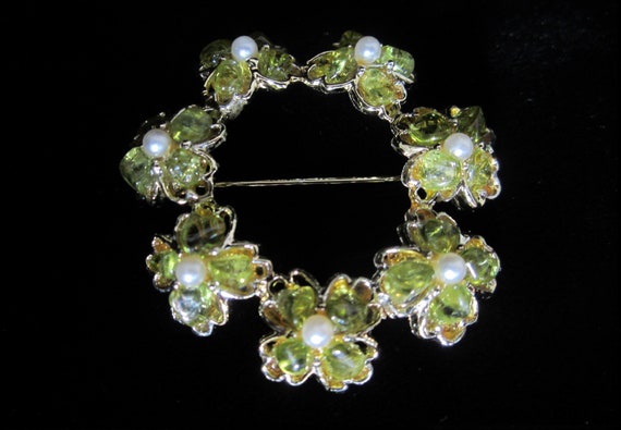 Peridot & Pearl Brooch Circular Floral Ring Goldt… - image 1