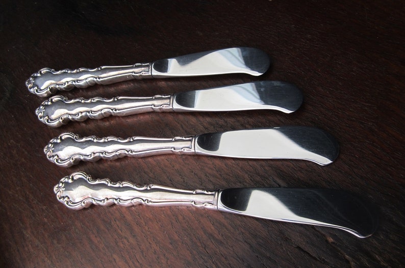 Oneida 1969 Modern Baroque Butter Spreader Set of 4 Vintage Community Silverplate Handle Stainless Blade Antiqued Scroll Pattern Excellent!