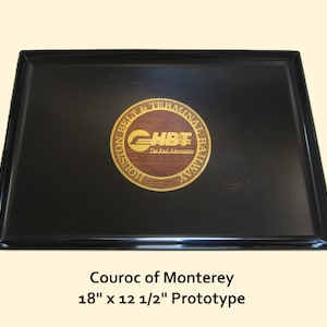 Puede incluir: Una bandeja de servir negra con una incrustación de oro y madera del logotipo de Houston Belt & Terminal Railway. La bandeja mide 45,7 cm por 31,8 cm.