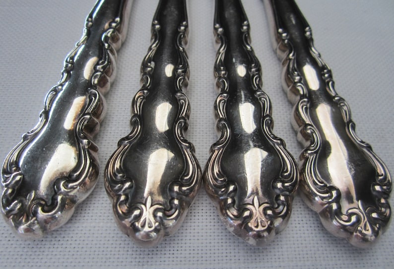 Oneida 1969 Modern Baroque Butter Spreader Set of 4 Vintage Community Silverplate Handle Stainless Blade Antiqued Scroll Pattern Excellent!