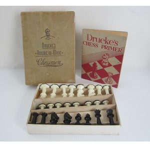 Drueke&#39;s American-Made Chessmen No. 22 • Vintage 1940s Design Patent No. 128794 • Complete Boxed Set Plastic Black and Ivory Pieces • MI USA