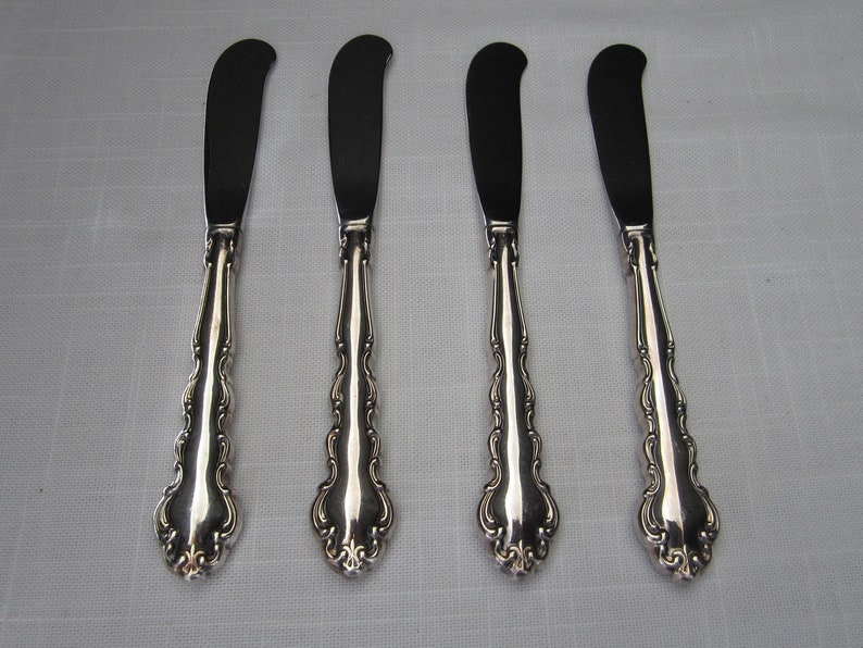 Oneida 1969 Modern Baroque Butter Spreader Set of 4 Vintage Community Silverplate Handle Stainless Blade Antiqued Scroll Pattern Excellent!