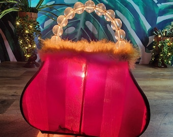 Vintage sminklampa i satin, rödbrun satin, fjäderkant, boudoirlampa