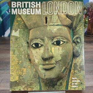 Op de afbeelding: Boekomslag voor het British Museum in Londen, met een verweerde, groen getinte buste van een farao. De titel luidt "BRITISH MUSEUM LONDON" in witte letters. Het boek maakt deel uit van de serie "GREAT MUSEUMS OF THE WORLD".