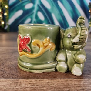 Vaso vintage in ceramica a forma di elefante verde, con la proboscide alzata per buona fortuna, piccolo vaso per piante grasse/bambù