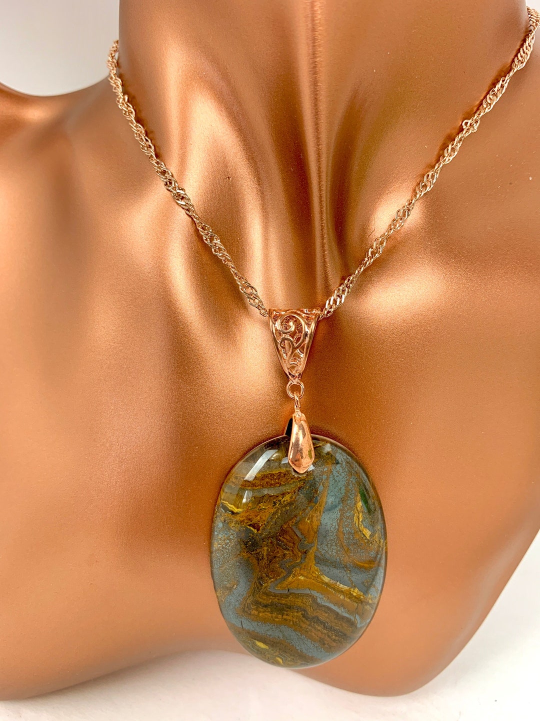 Piedra Preciosa De Cuarzo Rosa Caída Aislada En Blanco | Foto Premium