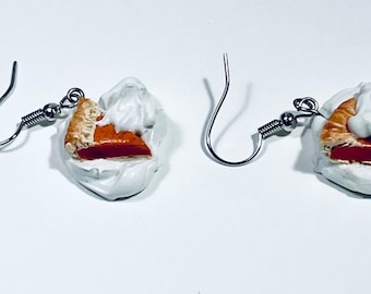 Schlagsahne mit einem kleinen Kürbiskuchen, Fake Food Schmuck in Handarbeit, Thanksgiving, Mini Food Ohrringe, Kürbiskuchen Ohrringe, Comfort Food