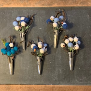 Ahornsirup Spile Ornament mit Blautönen und weißen gefilzten Beeren - WAHL