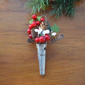 Ahornsirup Spile Ornament mit roten Beeren und Grün