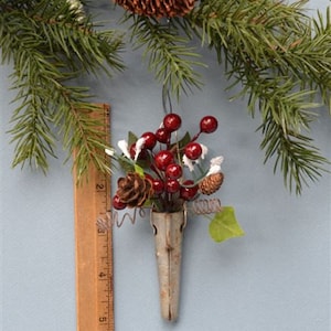 Ahornsirup Spile Ornament mit burgunderroten Beeren und Grün