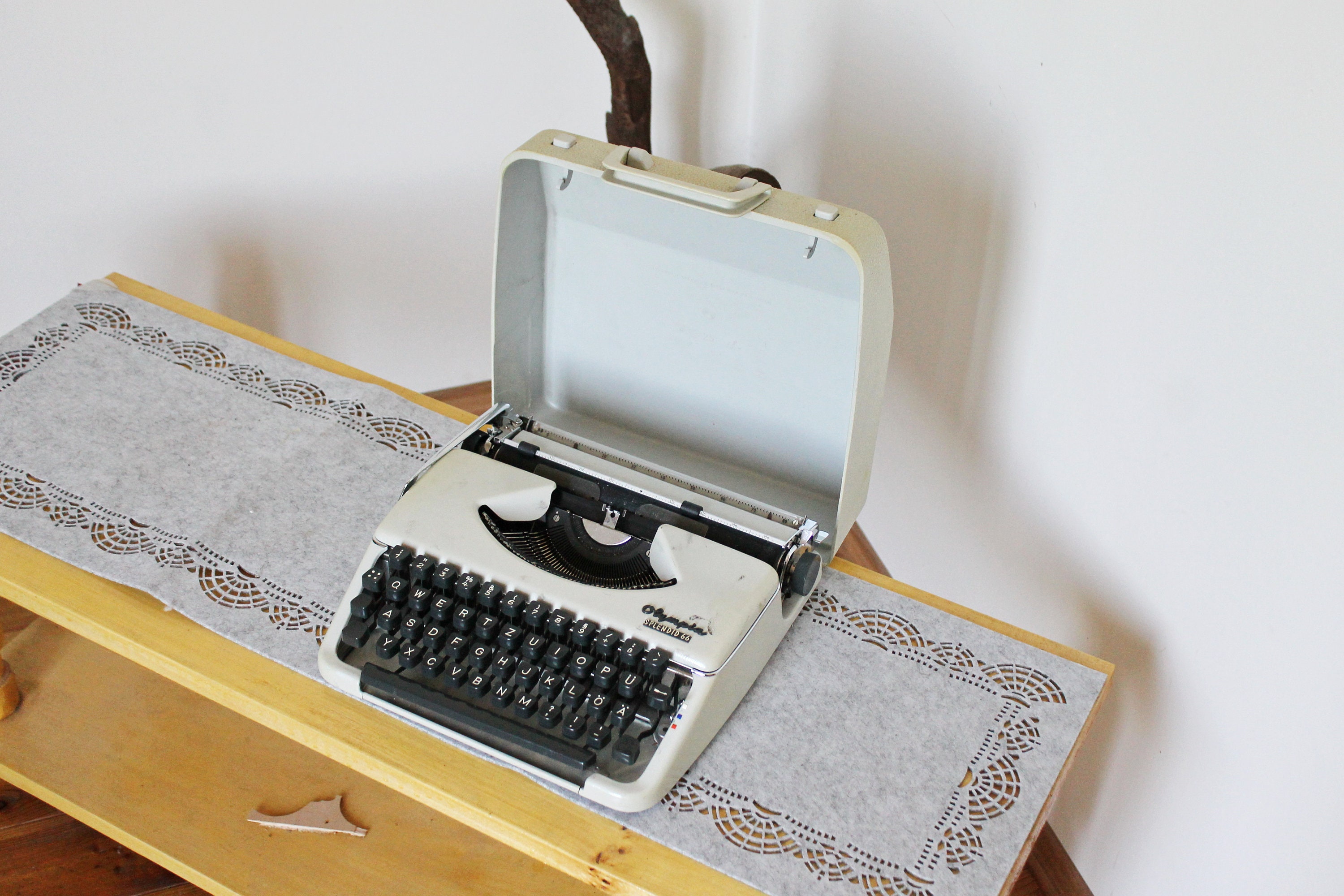 タイプライター　Olympia splendid Olympia Splendid 33/66 Portable Typewriter in Blue With