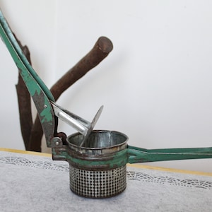 Vintage Metal Fruit Press, Fruit Juicer 1960s, Squeezer, Table Press for Berries, Fruit, Vegetables, Metal Manual Juicer image 3