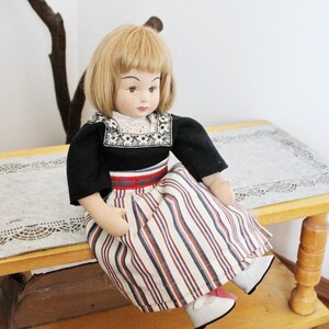 Vintage große deutsche Stoffpuppe in Kleid und Stiefeln - 47 cm - Sammelpuppe - 1980-1990er Jahre