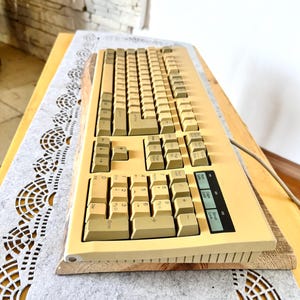 Vintage Samsung SEM-DC8UH Mechanical Keyboard - Beige PS/2 Retro PC Keyboard with Windows Logo - Latin + Cyrillic - Untested - 1990s