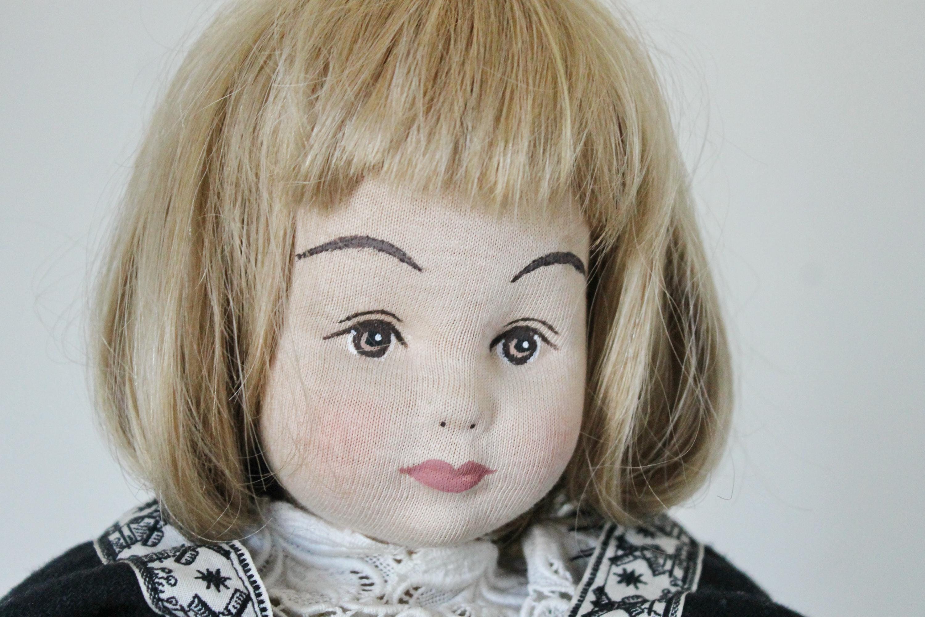 Poupée allemande de nonne de porcelaine - France