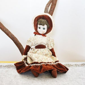 Vintage Porzellan süße Puppe in einem Blumenkleid und Hut - 43 cm - Sammlerpuppe - 1970-1980er Jahre