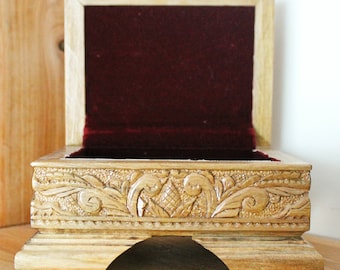 Caja vintage de madera lacada tallada - Fabricada en Ucrania - Joyero vintage de la URSS - Años 70