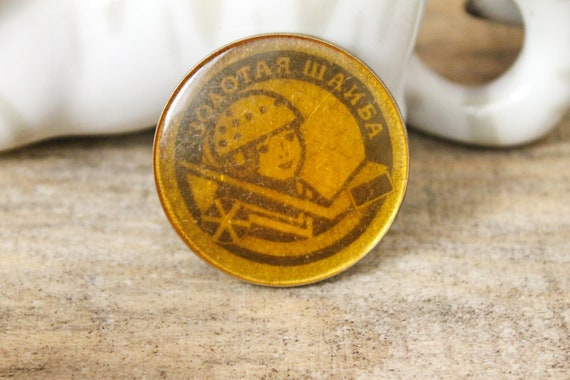 Soviet round pin badge 1.5 inches - Hockey - made… - image 2