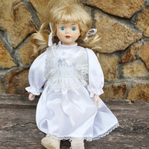 Vintage Porzellanpuppe Püppchen in weißem Kleidchen - 15 Zoll - Sammlerpuppe - 1970-1980er Jahre