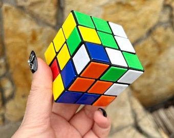 Cubo Mágico Vintage dos Anos 80 – 5,5 x 5,5 cm – Quebra-cabeça Mecânico Compacto – Brinquedo Clássico de Blocos Coloridos – Presente Retrô de Colecionador