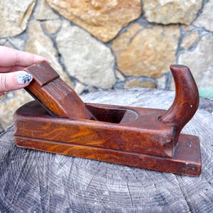 Vintage sowjetischer Holzhobel, UdSSR-Schreinerwerkzeug, Retro-Hobel für Holzbearbeitung, antikes Handwerkzeug, rustikale Werkstattdekoration