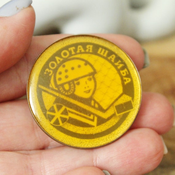 Soviet round pin badge 1.5 inches - Hockey - made… - image 1