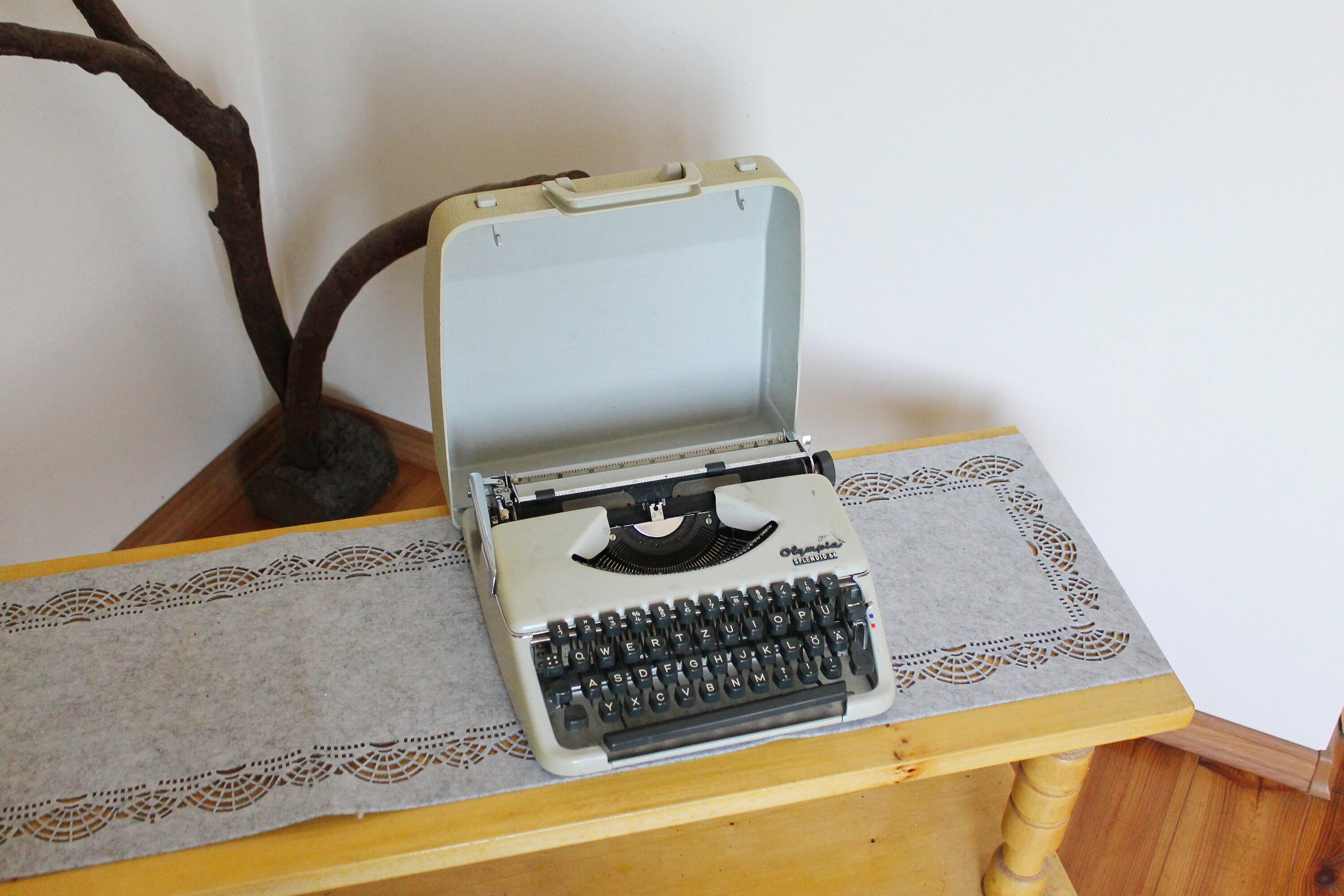 タイプライター　Olympia splendid Typewriter Diaries: Olympia Splendid 99 — Paper Blogging