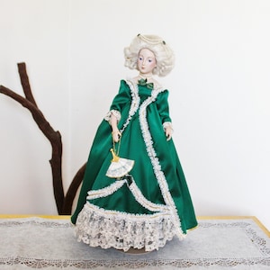 Schöne Vintage Porzellan Puppe auf Ständer - Hofdame - 46 cm - Sammlerpuppe - 1970er-1980er Jahre