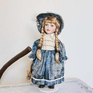 Vintage Porzellanpuppe süsse Puppe auf Ständer im schönen blauen Kleid - 42 cm - Sammlerpuppe - 1970-1980er Jahre