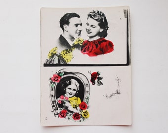 Puede incluir: Una postal vintage con dos imágenes. La imagen superior muestra a una pareja mirándose. El hombre lleva un traje y la mujer un vestido rojo. La imagen inferior muestra a una niña con flores en el pelo, mirando al espectador. El fondo es una herradura con flores.