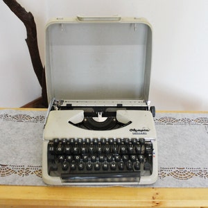 Vintage Olympia Splendid 66 Typewriter in original Case - Made in Germany