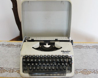Vintage Olympia Splendid 66 Typewriter in original Case - Made in Germany
