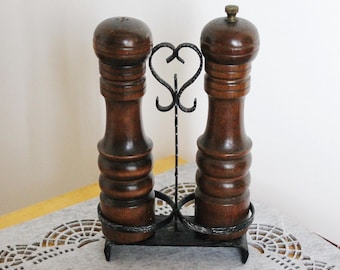 Set van twee vintage houten zoutmolen- en pepervaatjes op metalen standaard - made in Germany - keukendecor - jaren 1970-1980