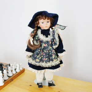 Vintage Porzellanpuppe süsse Puppe auf Ständer - 42 cm - Sammlerpuppe - 1970-1980er Jahre