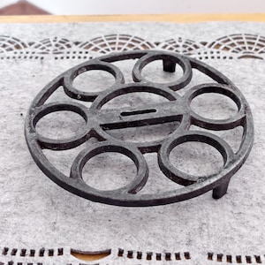 Vintage Cast Iron Trivet, Soviet Era Hot Plate Stand, Round Pot Rest, Rustic Kitchen Decor, 15 cm Metal Table Protector