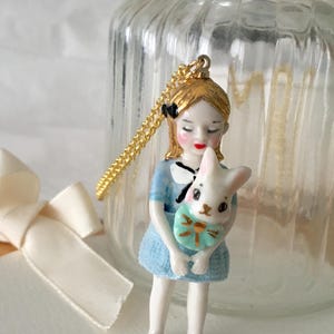 Alice au pays des merveilles, sautoir poupée en porcelaine et son lapin,  magnifique cadeau
