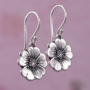 Boucles doreilles de fleurs en argent sterling artisanal Cadeaux de bijoux de fleurs pour femmes Cadeaux uniques pour elle Boucles doreilles florales Bijoux artisanaux en argent image 3