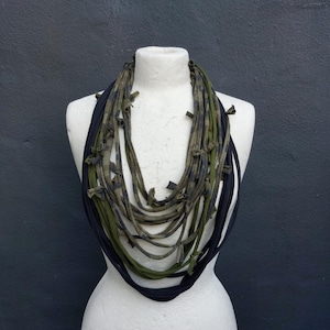 Collana fatta a mano con sciarpa in cotone mimetico nero e verde